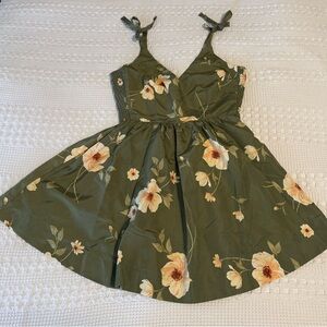 Brand New with Tags Old Navy Dress Floral Taffeta size Small Petite